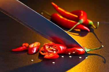 Bıçak ve kırmızı biber biber 