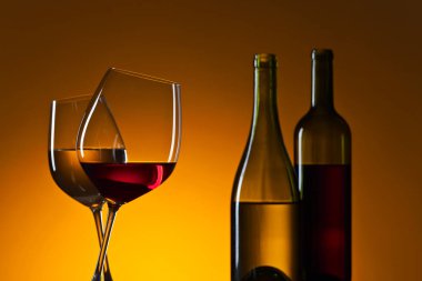 Kırmızı ve beyaz şarap bardakları