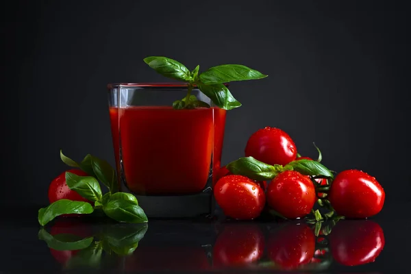 Tomato juice with basil — Stock Photo, Image