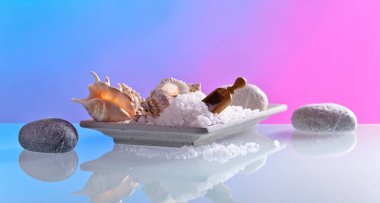 Cam masa üzerinde deniz tuzu 