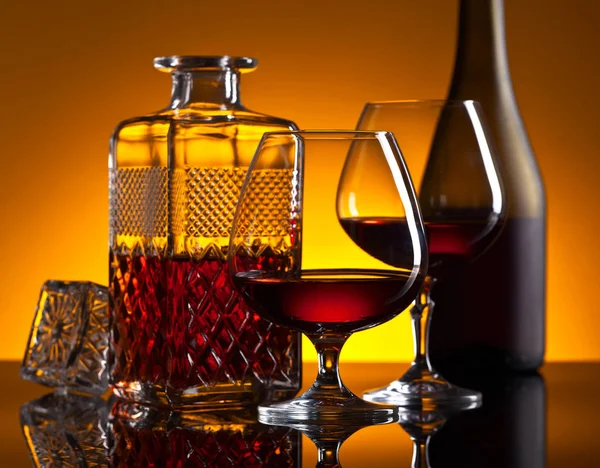 Brýle brandy na reflexní pozadí — Stock fotografie