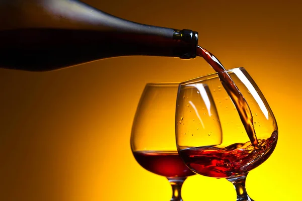 Cognac versé dans un verre — Photo