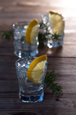 Limon, ardıç ve buz cin 