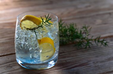 Limon, ardıç ve buz cin 