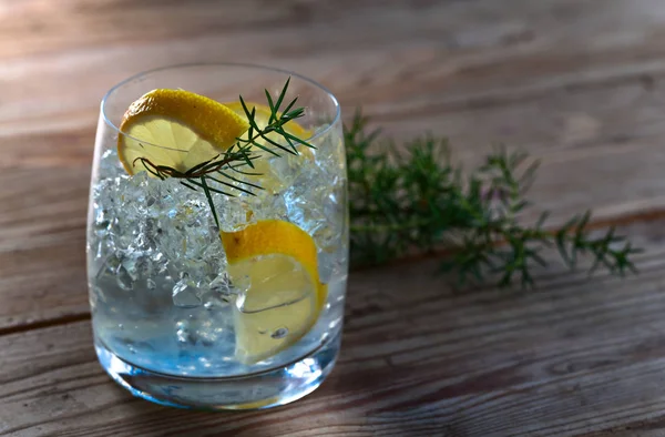 Limon, ardıç ve buz cin 
