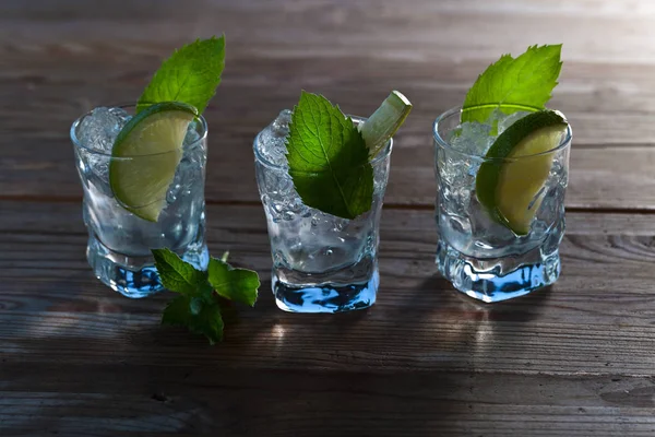 Alkoholisches Getränk mit Limette, Eis und Pfefferminze — Stockfoto