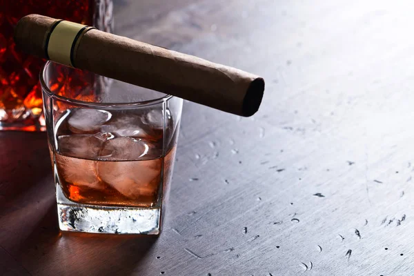 Szklankę whisky z naturalnym lodzie na drewnianym stole — Zdjęcie stockowe