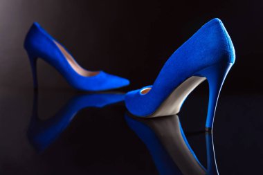 Siyah bir zemin üzerine mavi kadın ayakkabı