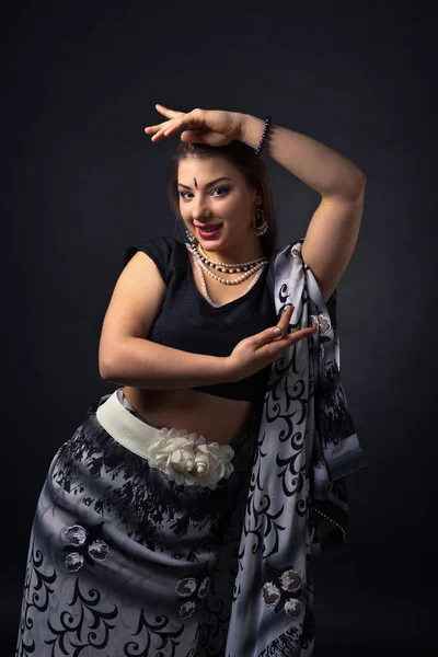 Танці жінка в національних індійському костюмі — стокове фото