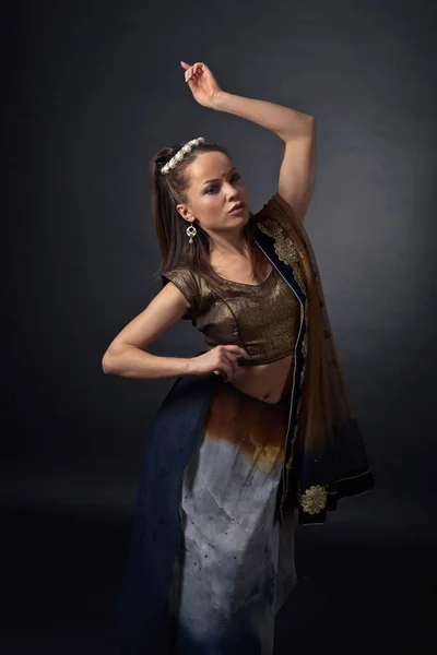 Dansande kvinna i den indiska folkdräkt — Stockfoto