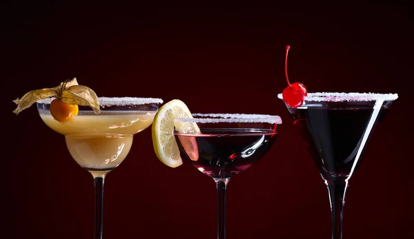 Cocktail con frutta su sfondo scuro — Foto Stock