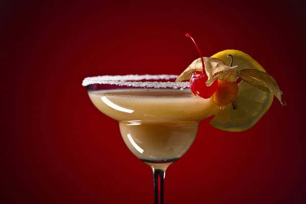 Cocktail mit Physalis, Kirsche und Zitrone — Stockfoto