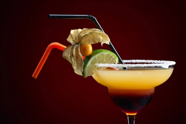 Cocktail avec physalis et citron vert — Photo