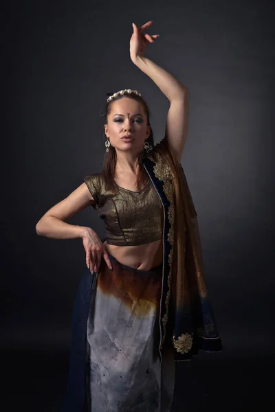 Γυναίκα που χορεύει για η εθνική ινδική φορεσιά — Φωτογραφία Αρχείου
