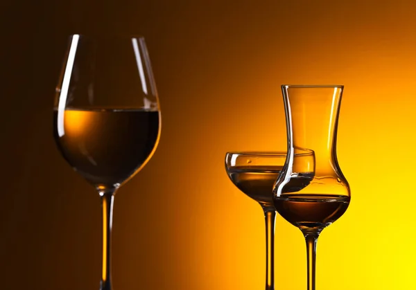 Closeup de copos com vinho branco — Fotografia de Stock