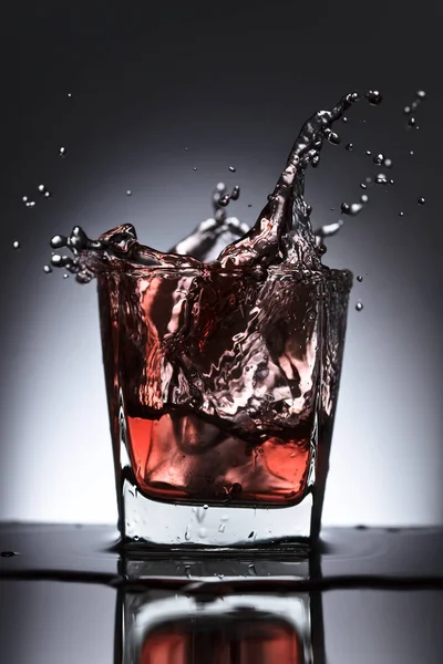 Egy pohár whisky jéggel fekete alapon — Stock Fotó