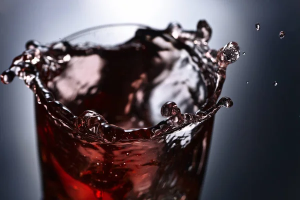 Vaso de whisky con hielo sobre fondo negro — Foto de Stock