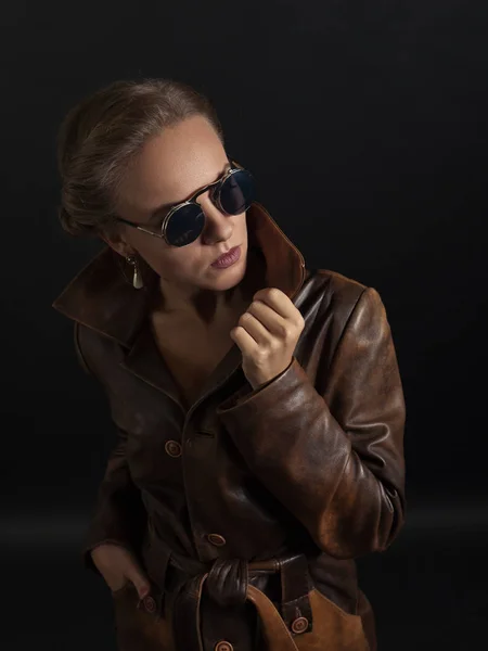 Retrato de mujer hermosa en abrigo de cuero marrón y gafas de sol — Foto de Stock