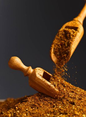 Tahta kaşık ile farklı baharat karışımı