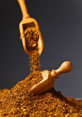 Tahta kaşık ile farklı baharat karışımı