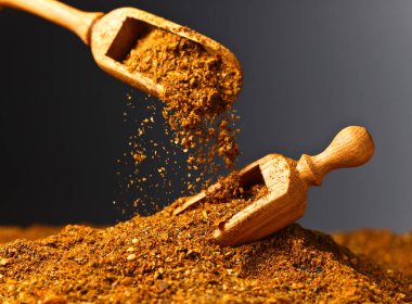 Tahta kaşık ile farklı baharat karışımı