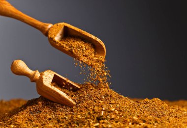 Tahta kaşık ile farklı baharat karışımı