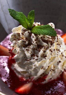 çilek ve nane ile dondurma