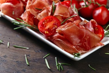  Prosciutto biberiye ve domates ahşap bir masa üzerinde