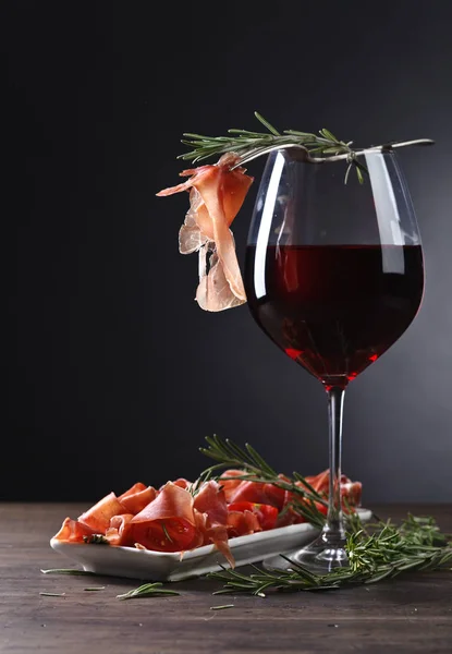 Prosciutto biberiye ve kırmızı şarap ile — Stok fotoğraf