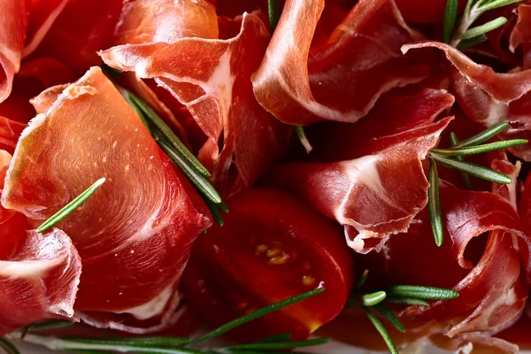 Prosciutto biberiye ve domates ahşap bir masa üzerinde — Stok fotoğraf