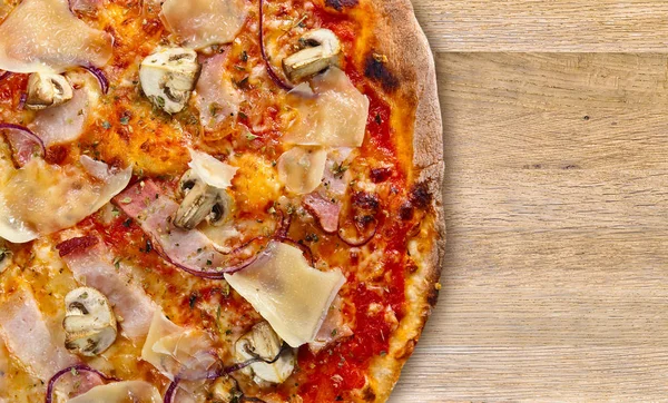 Pizza con champiñones y tocino —  Fotos de Stock