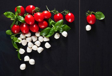 fesleğen ve domates, mozzarella peyniri, metniniz için boş alan