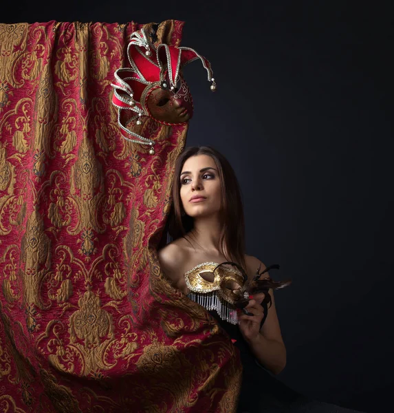 Belle femme avec des masques de carnaval sur un fond noir — Photo