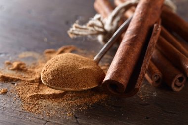 Tarçın çubukları ve pudra tahta bir masada.