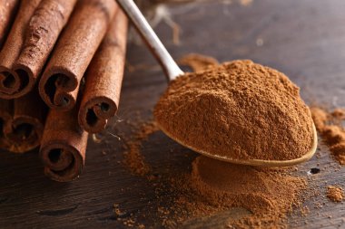 Tarçın çubukları ve pudra tahta bir masada.