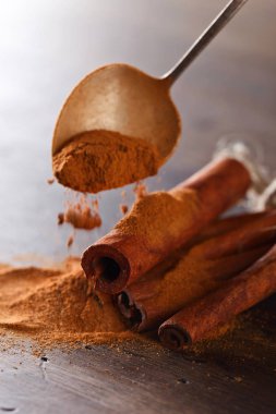 Tarçın çubukları ve pudra tahta bir masada.