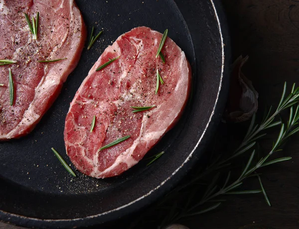 Pork steak met rozemarijn, knoflook en peper, bovenaanzicht — Stockfoto