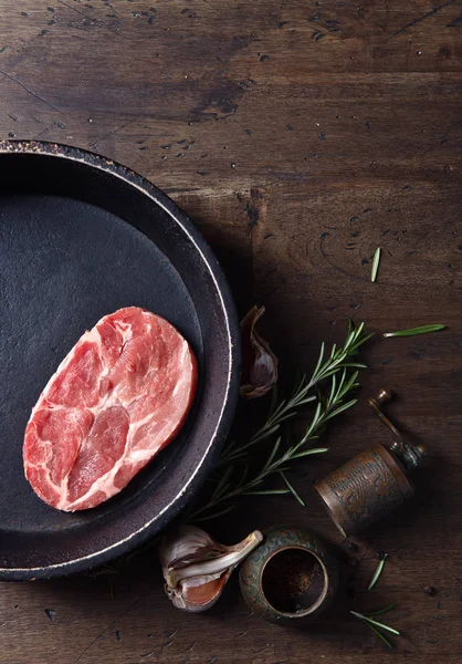 Domuz eti biftek biberiye, sarımsak ve biber, üstten görünüm — Stok fotoğraf