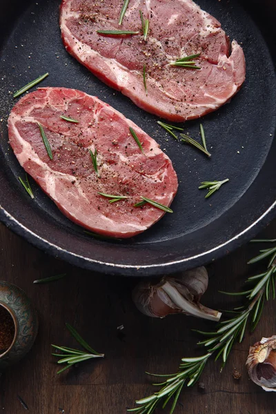Biberiye, sarımsak ve biber ile domuz eti biftek — Stok fotoğraf