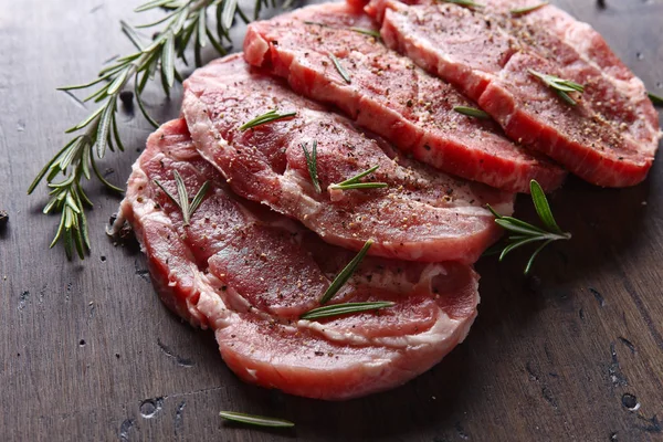Vepřový steak s rozmarýnem a pepřem — Stock fotografie