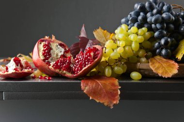 Mavi ve beyaz üzüm Nar ile 