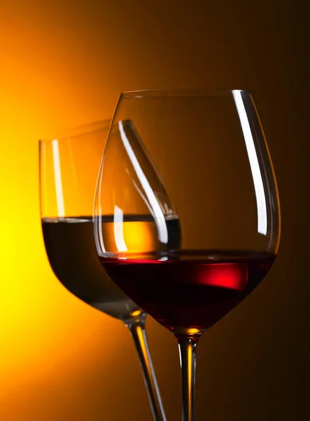 Ποτήρια με κόκκινο και λευκό κρασί — Φωτογραφία Αρχείου