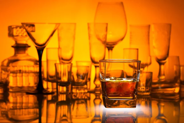 Whisky con ghiaccio sul tavolo nel bar — Foto Stock