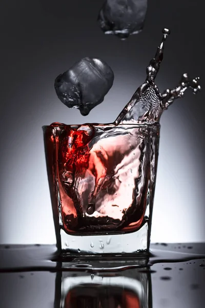 Bicchiere di whisky con ghiaccio su fondo nero — Foto Stock