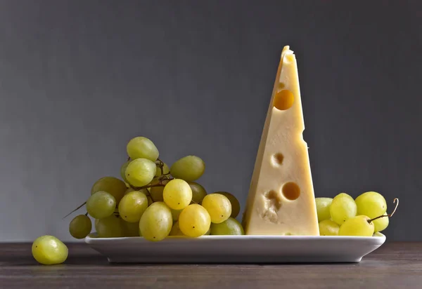 Sýr s hroznovým vínem — Stock fotografie