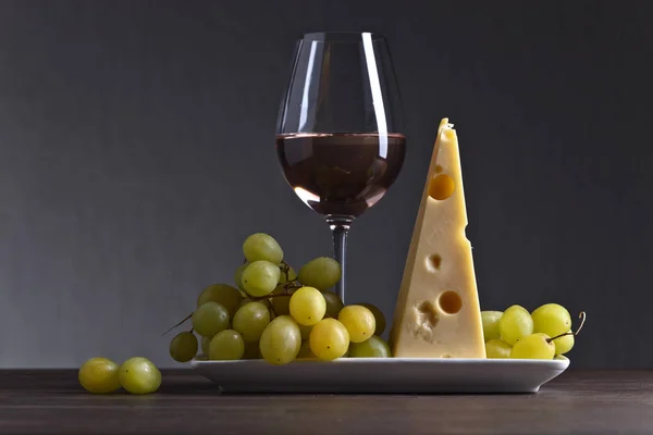 Queso con uva y vino blanco — Foto de Stock