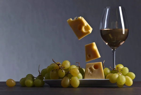 Волшебный сыр с виноградом и бокалом вина — стоковое фото