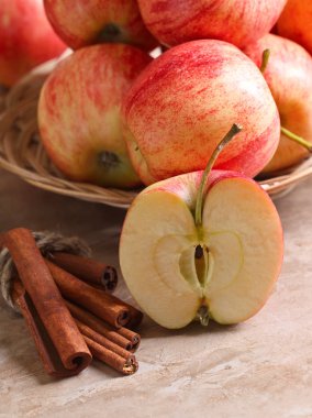 Mutfak masasının üzerinde sulu elma