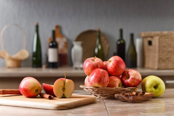 Juicy apples on a kitchen table — Stock Photo, Image