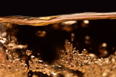 Siyah bir zemin üzerine beyaz şarap soyut sıçraması